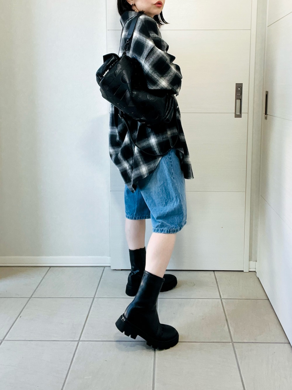 ブラック系のシャツ/ブラウス、ブルー系のその他パンツ、ブラック系のブーツを着用したレディースの秋コーディネートの5枚目の写真