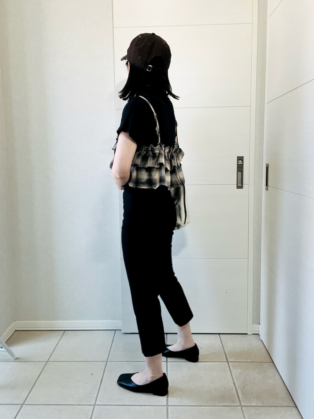 ベージュ系のキャミソール、ブラック系のその他パンツ、ブラック系のパンプスを着用したレディースの夏コーディネートの4枚目の写真