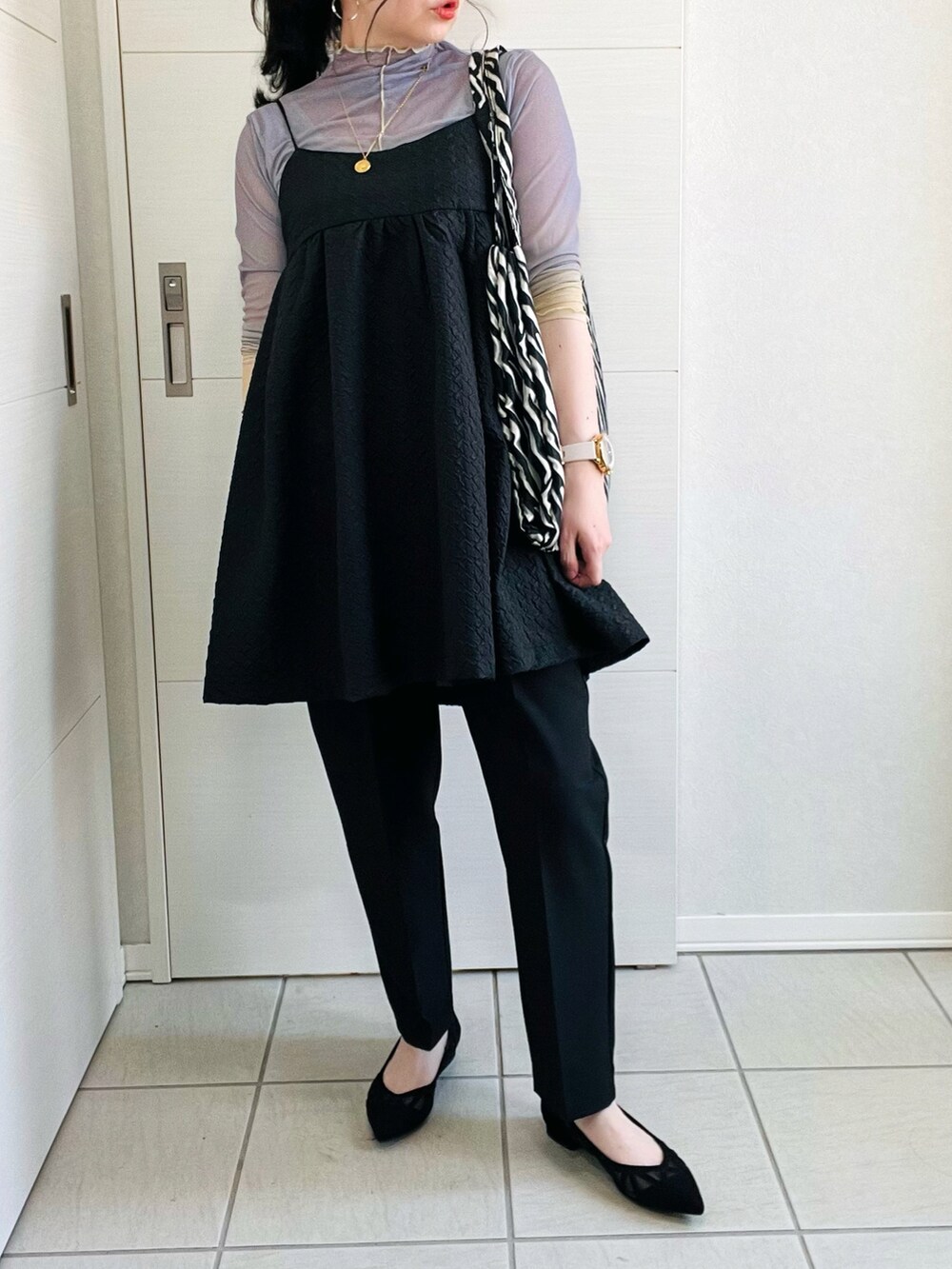 その他のTシャツ/カットソー、ブラック系のワンピース、ブラック系のその他パンツを着用したレディースの春コーディネートの3枚目の写真