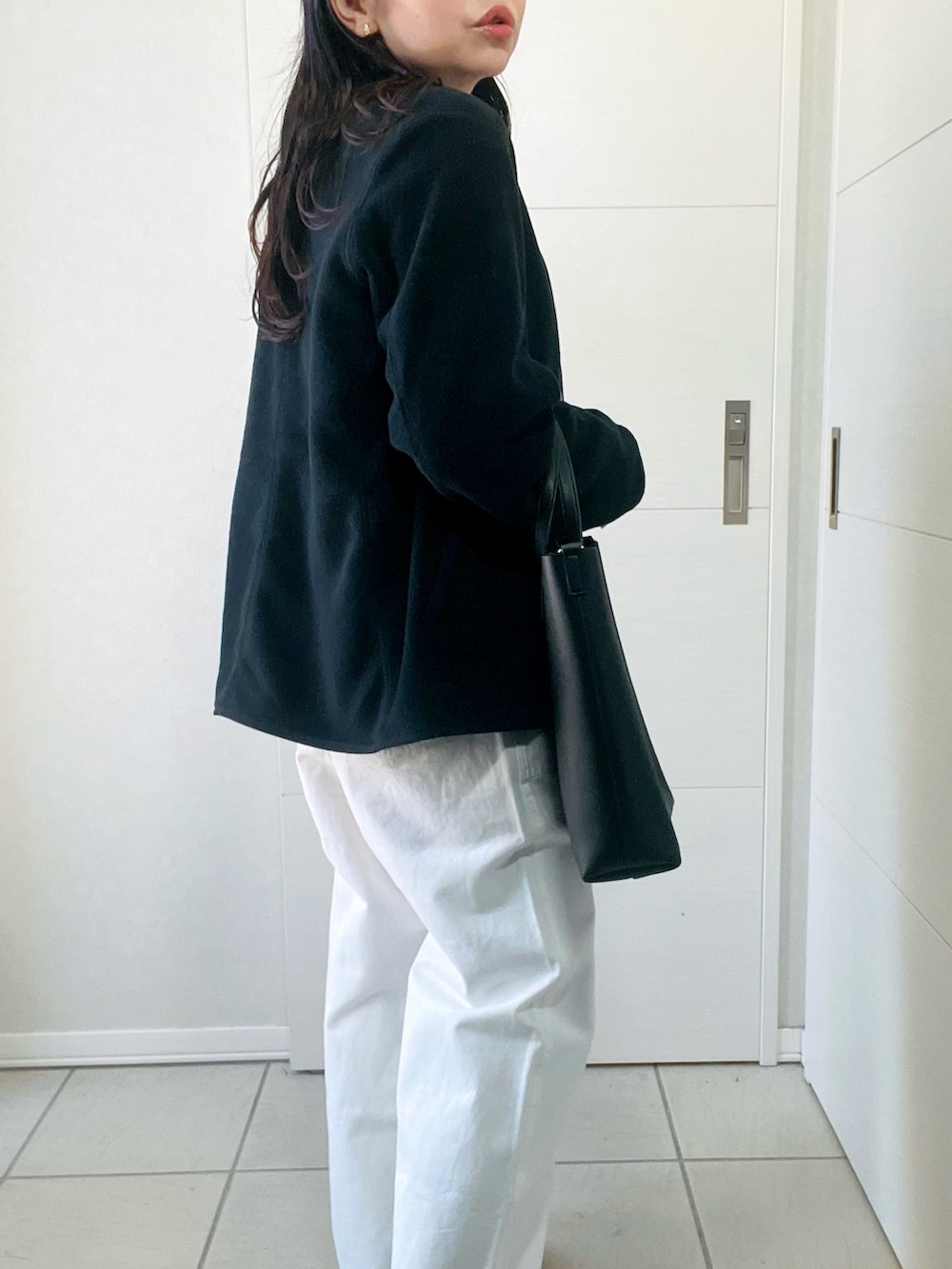 ブラック系のノーカラージャケット、グレー系のTシャツ/カットソー、ホワイト系のその他パンツを着用したレディースの秋コーディネートの3枚目の写真