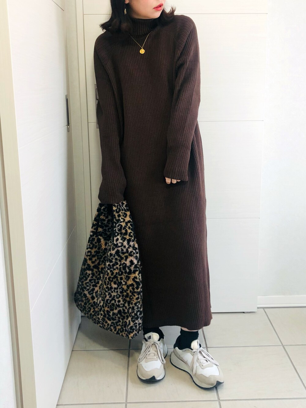 「低身長、低身長コーデ、低身長女子、シュガービスケット、sugarbisket、ANGIE VINTAGE、ニットワンピース、コクーンコート、スニーカー、レオパード、大人コーデ、ボアバッグ、New Balance、ニューバランス、オトナカジュアル」｜「ANGIEのノーカラーミドルコクーンコート（ノーカラーコート、ベージュ系）」を使った、❁⃘asa❁⃘さん（レディース・150cm）の冬コーディネートの3枚目の写真