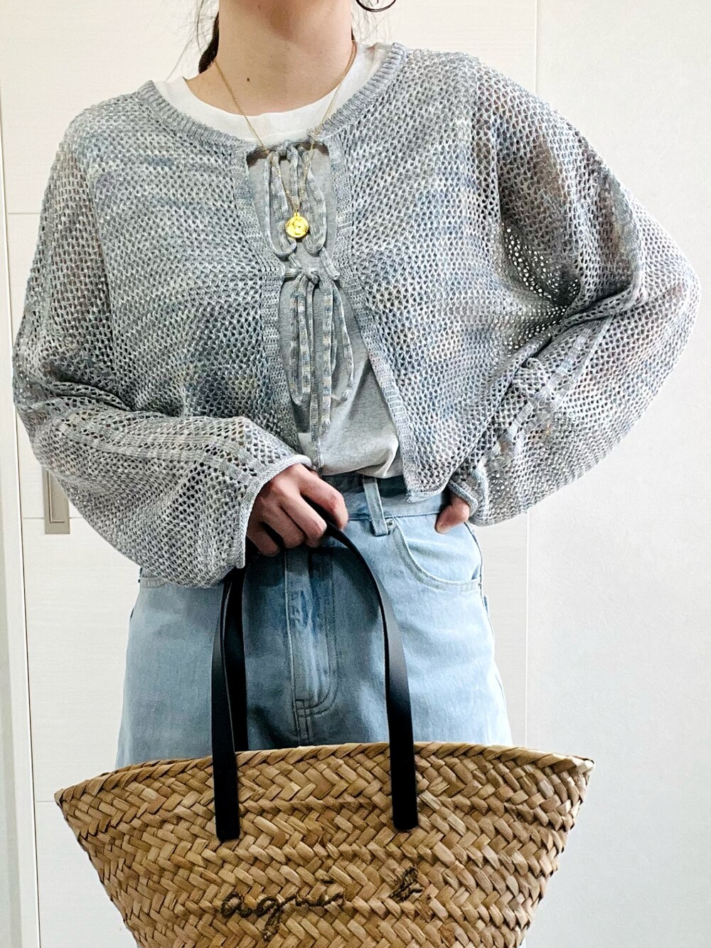 グレー系のカーディガン/ボレロ、ブルー系のデニムパンツ、ブラック系のサンダルを着用したレディースの夏コーディネートの3枚目の写真