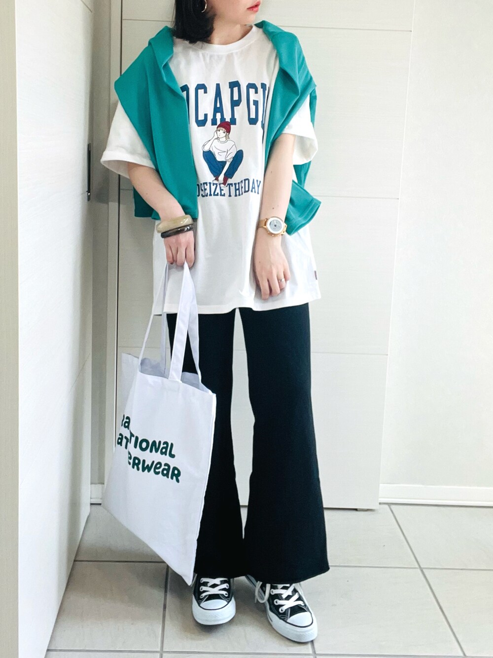 「オトナカジュアル、オトナ女子、JOHN'S CLOSET、ジョンズクローゼット、Red Cap Girl、プリントT、スウェットパンツ、ロゴトート、converse、コンバース、低身長、低身長コーデ、低身長女子、グリーン、シンプル」|「Red Cap Girlの【a-r】〔Red Cap Girl/レッドキャップガール〕天竺フロントプリント"SITTING GIRL" Tシャツ(Tシャツ/カットソー、ホワイト系)」を使った、❁⃘asa❁⃘さん(レディース・150cm)の春コーディネートの2枚目の写真