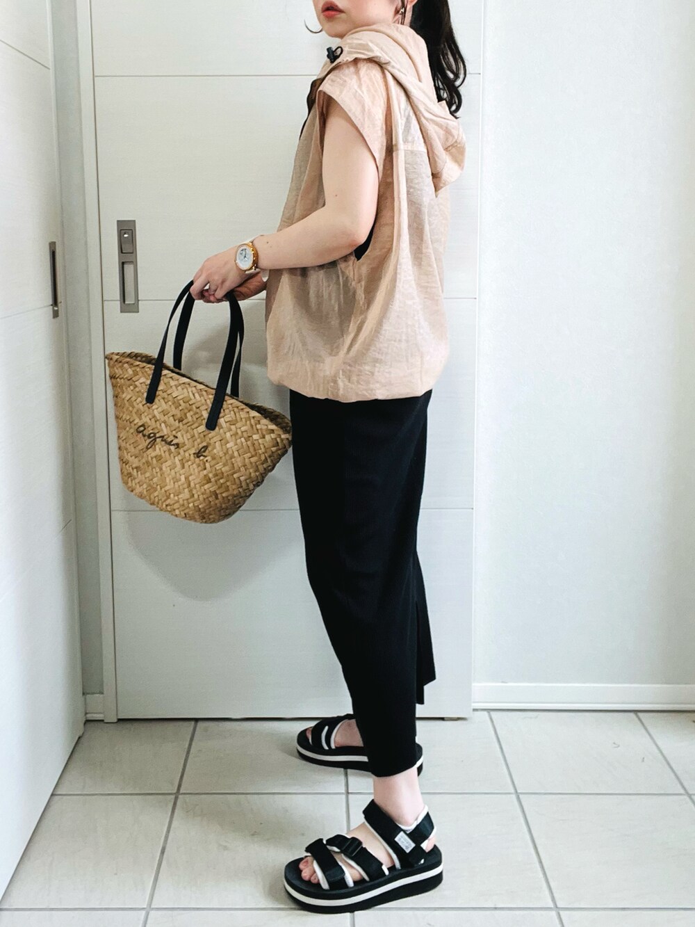 ベージュ系のシャツ/ブラウス、ブラック系のスカート、ブラック系のサンダルを着用したレディースの夏コーディネートの4枚目の写真