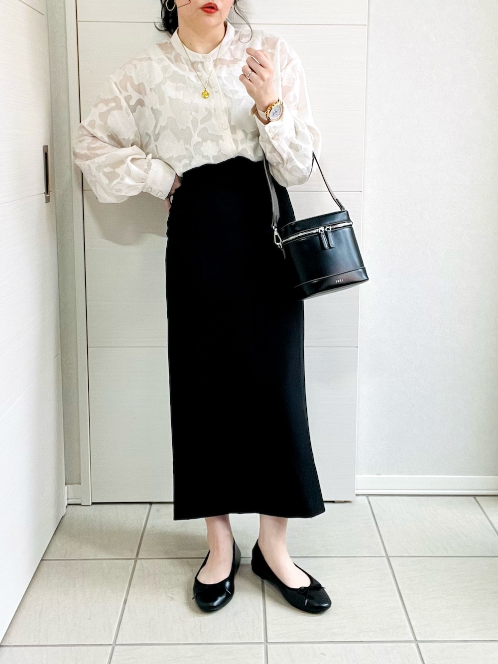 ホワイト系のシャツ/ブラウス、ブラック系のスカート、ブラック系のバレエシューズを着用したレディースの春コーディネートの3枚目の写真