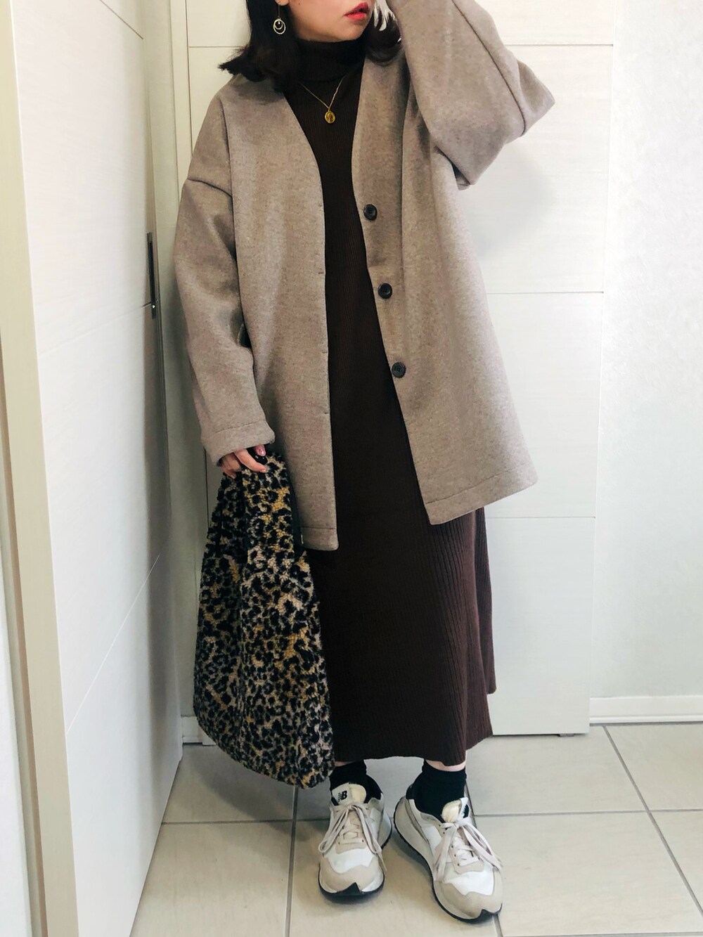 「低身長、低身長コーデ、低身長女子、シュガービスケット、sugarbisket、ANGIE VINTAGE、ニットワンピース、コクーンコート、スニーカー、レオパード、大人コーデ、ボアバッグ、New Balance、ニューバランス、オトナカジュアル」｜「ANGIEのノーカラーミドルコクーンコート（ノーカラーコート、ベージュ系）」を使った、❁⃘asa❁⃘さん（レディース・150cm）の冬コーディネートの2枚目の写真