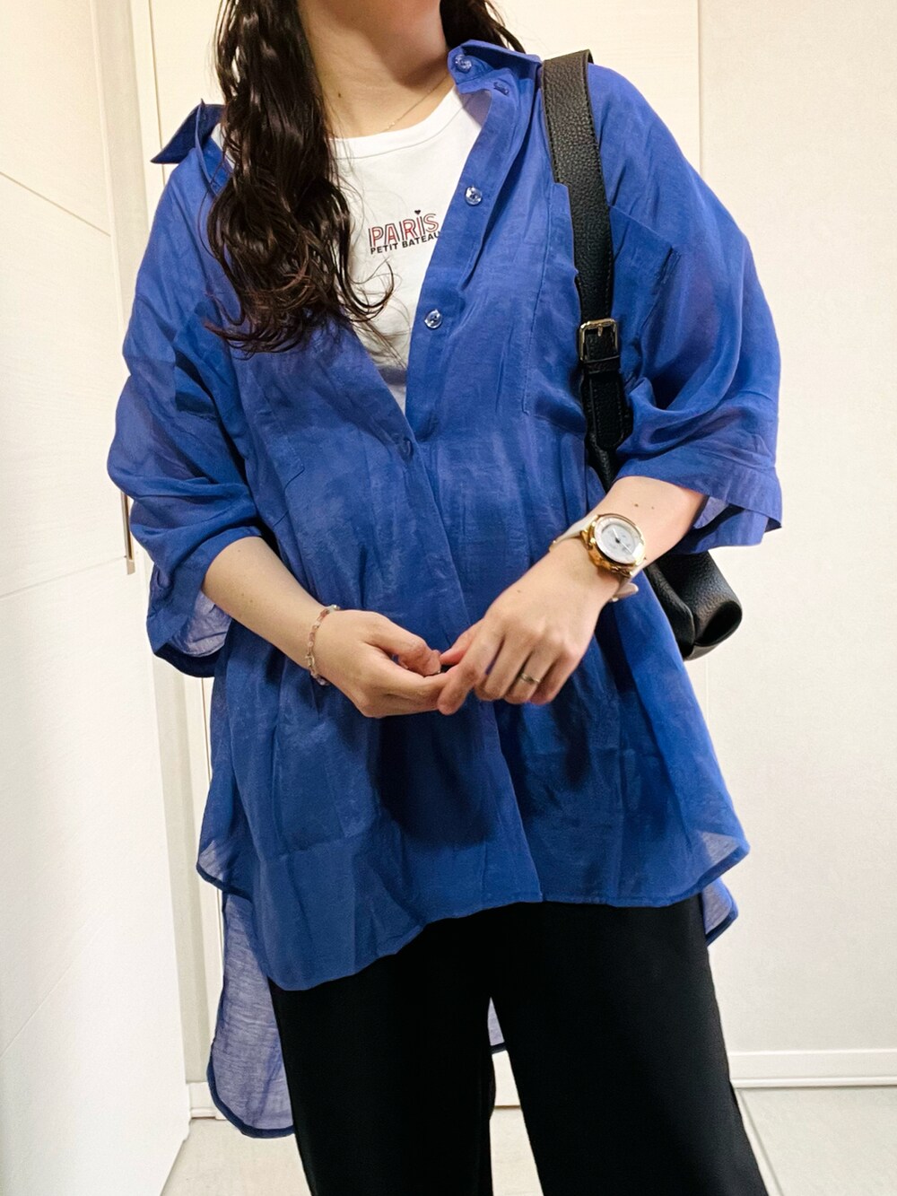 ブルー系のシャツ/ブラウス、ホワイト系のTシャツ/カットソー、ブラック系のスラックスを着用したレディースの夏コーディネートの2枚目の写真