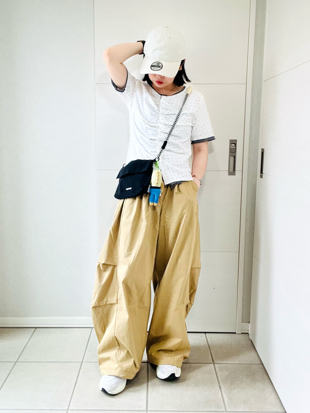 ホワイト系のTシャツ/カットソー、ベージュ系のその他パンツ、ホワイト系のスニーカーを着用したレディースの夏コーディネートの5枚目の写真