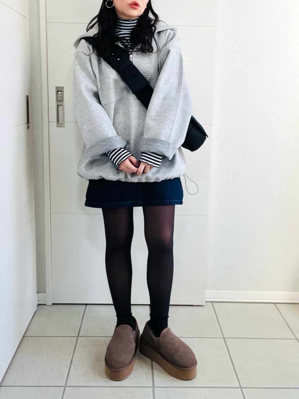 グレー系のパーカー、その他のTシャツ/カットソー、ブルー系のデニムスカートを着用したレディースの冬コーディネートの4枚目の写真