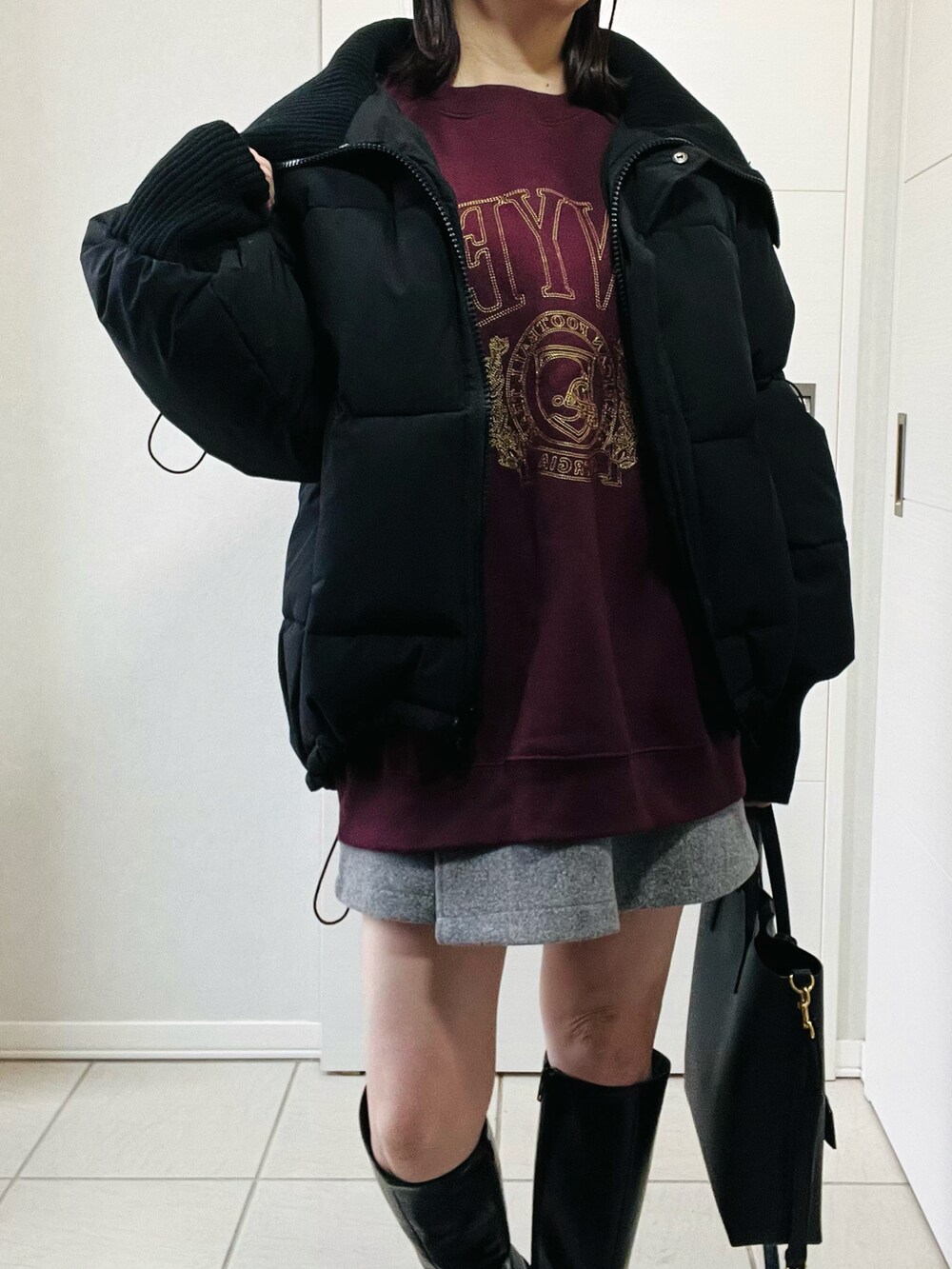 ブラック系のダウンジャケット/コート、レッド系のスウェット、グレー系のその他パンツを着用したレディースの冬コーディネートの2枚目の写真