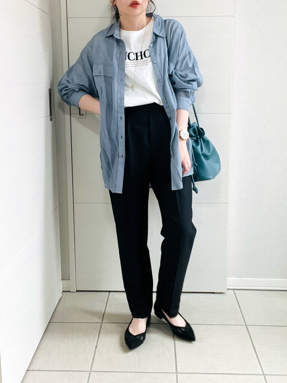 ホワイト系のTシャツ/カットソー、ブルー系のシャツ/ブラウス、ブラック系のその他パンツを着用したレディースの夏コーディネートの2枚目の写真
