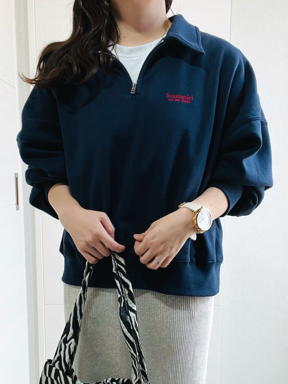 ブルー系のスウェット、ベージュ系のスカート、ホワイト系のスニーカーを着用したレディースの秋コーディネートの3枚目の写真