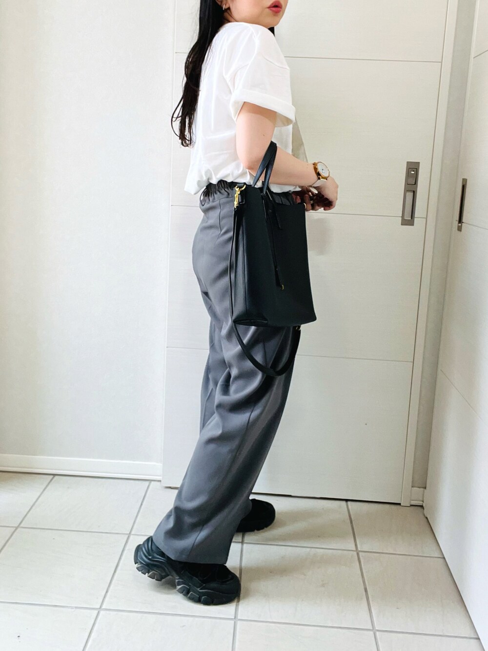 ホワイト系のTシャツ/カットソー、グレー系のその他パンツ、ブラック系のサンダルを着用したレディースの夏コーディネートの5枚目の写真