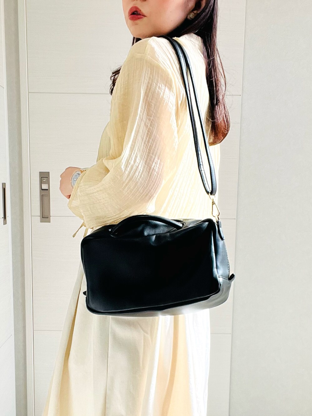 イエロー系のシャツ/ブラウス、ホワイト系のデニムスカート、ホワイト系のスニーカーを着用したレディースの夏コーディネートの2枚目の写真