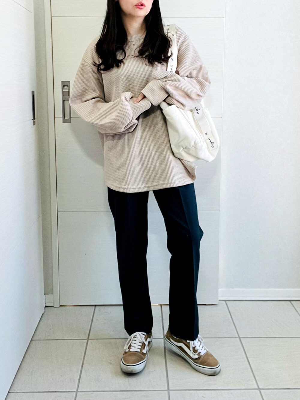 ベージュ系のスウェット、ブルー系のその他パンツ、ブラウン系のスニーカーを着用したレディースの冬コーディネートの2枚目の写真