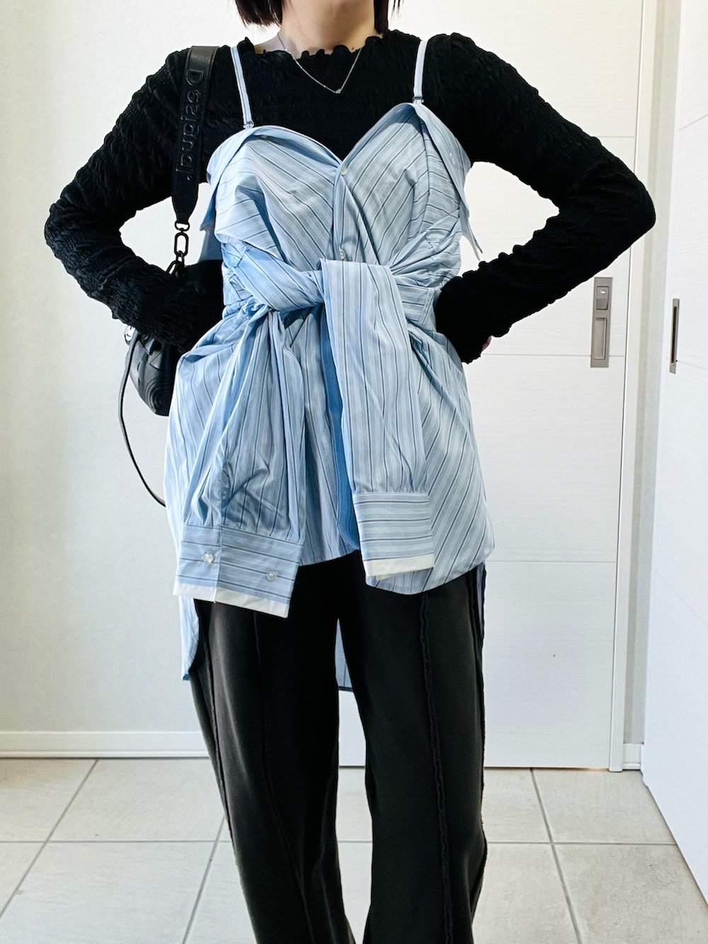 ブルー系のシャツ/ブラウス、ブラック系のスウェットパンツ、ブラック系のハンドバッグを着用したレディースの冬コーディネートの3枚目の写真