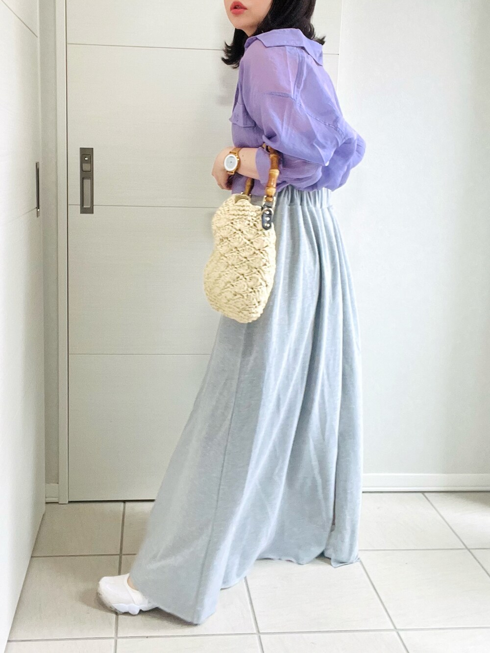 パープル系のシャツ/ブラウス、グレー系のスカート、ホワイト系のスニーカーを着用したレディースの夏コーディネートの5枚目の写真