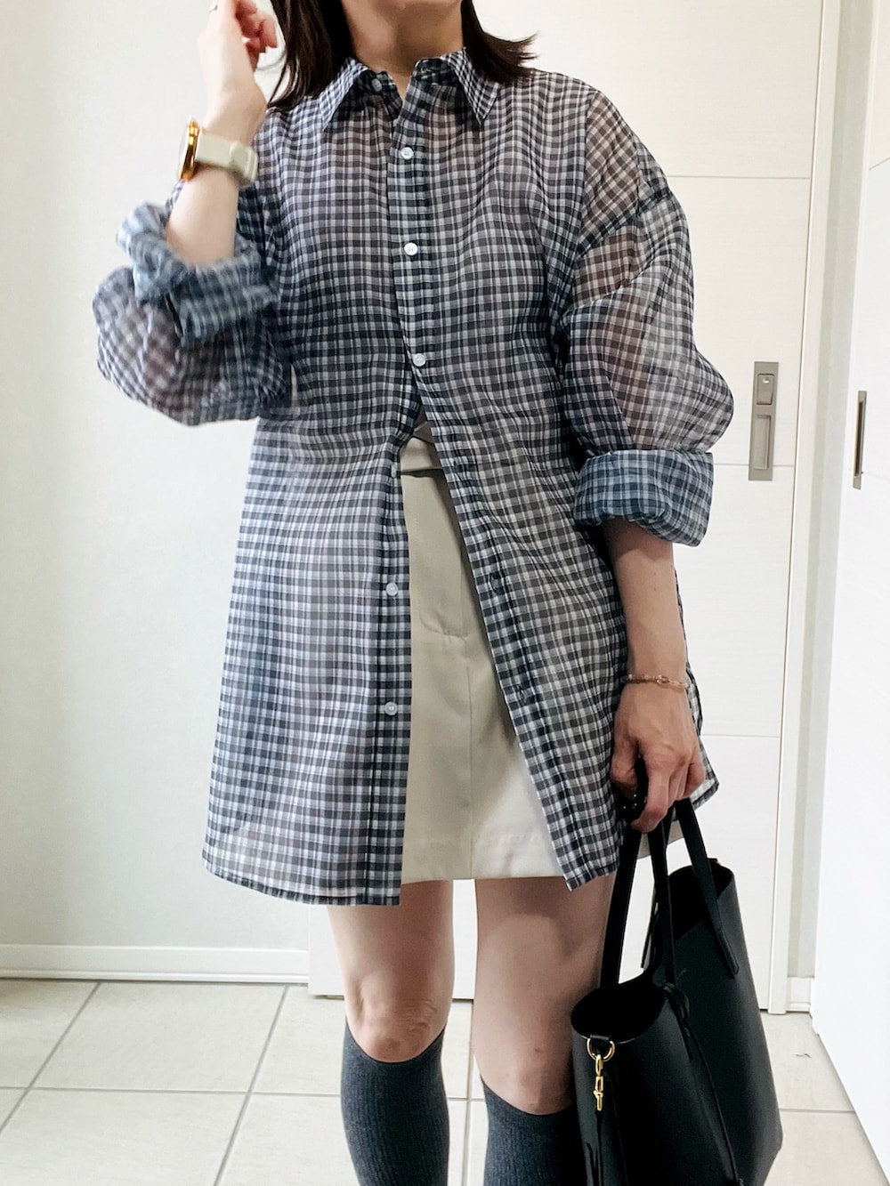 ブラック系のシャツ/ブラウス、ホワイト系のスカート、ブラック系のバレエシューズを着用したレディースの夏コーディネートの2枚目の写真