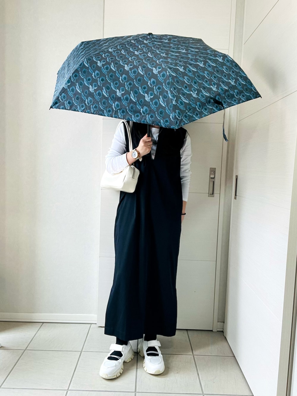 「アツいコーデ全部見せ、秋服準備はじめました、お出かけコーデ、秋服、夏ファッション、カジュアルスタイル、折りたたみ傘、ウォーターフロント、waterfront、晴雨兼用、ワンピース、スニーカー、低身長、低身長コーデ、低身長女子」|「Waterfrontのkippis 極軽カーボン UVブロック(折りたたみ傘、グレー系)」を使った、❁⃘asa❁⃘さん(レディース・150cm)の夏コーディネートの2枚目の写真