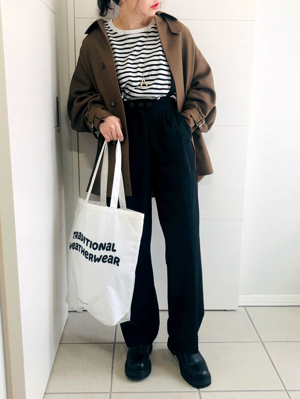 ベージュ系のブルゾン、ブラック系のTシャツ/カットソー、ブラック系のその他パンツを着用したレディースの冬コーディネートの2枚目の写真