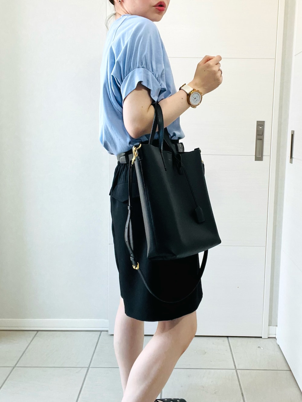 ブルー系のTシャツ/カットソー、ブラック系のその他パンツ、ブラック系のバレエシューズを着用したレディースの夏コーディネートの3枚目の写真