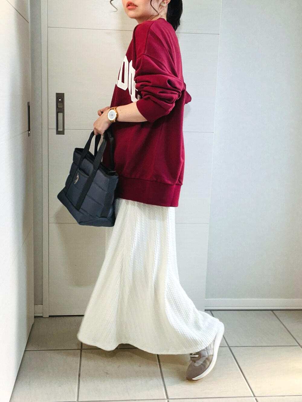 レッド系のTシャツ/カットソー、ホワイト系のスカート、ベージュ系のスニーカーを着用したレディースの秋コーディネートの5枚目の写真
