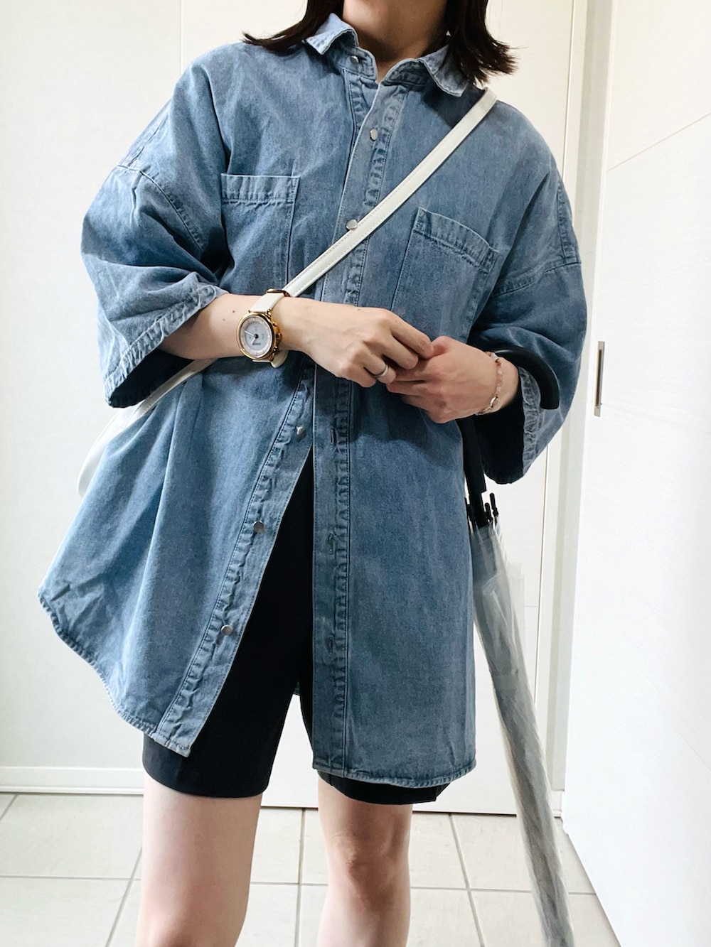 ブルー系のシャツ/ブラウス、グレー系のその他パンツ、ホワイト系のショルダーバッグを着用したレディースの夏コーディネートの2枚目の写真
