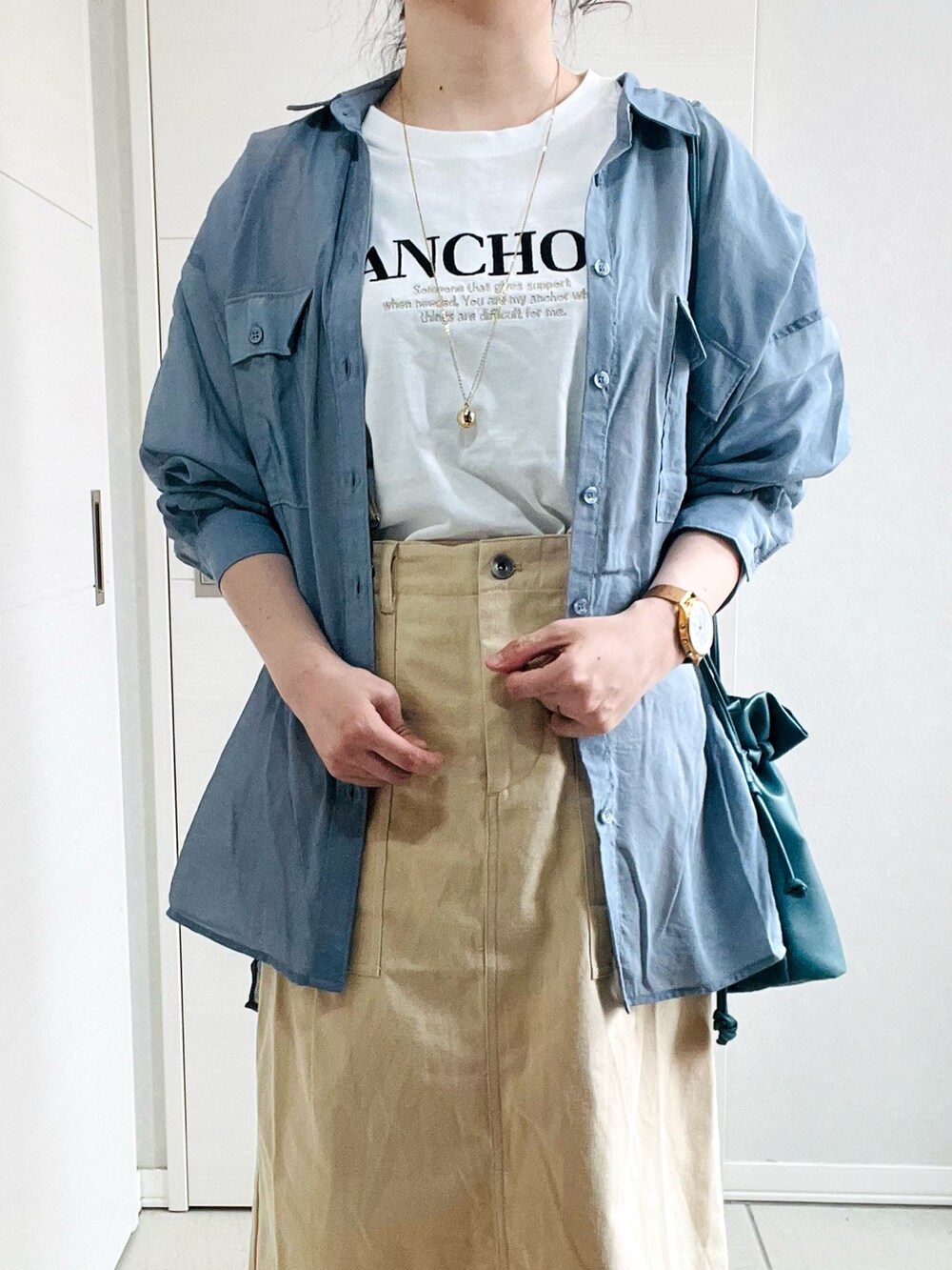 ブルー系のシャツ/ブラウス、ホワイト系のTシャツ/カットソー、ベージュ系のスカートを着用したレディースの春コーディネートの4枚目の写真