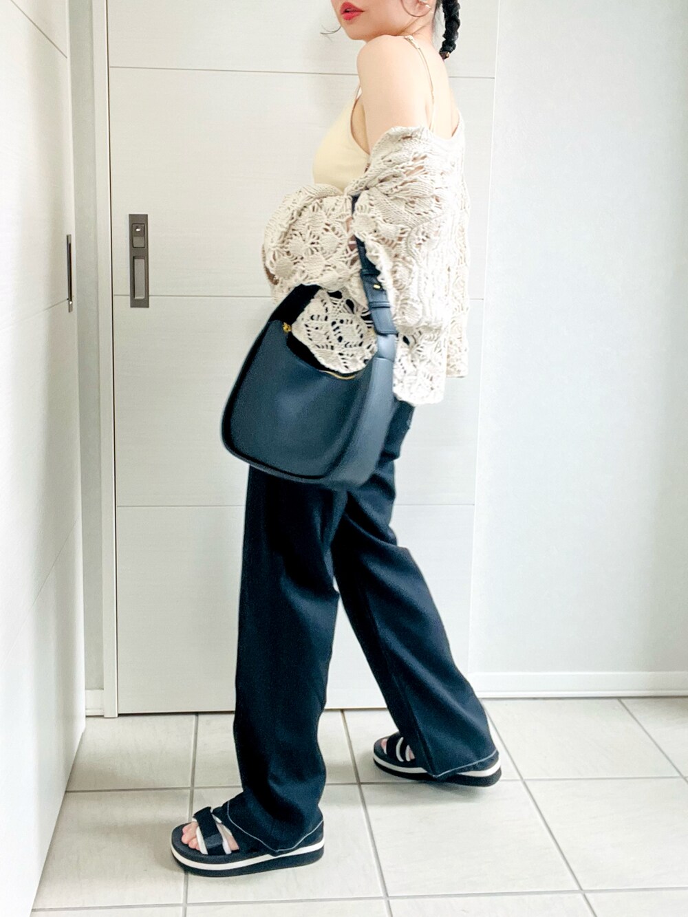 ホワイト系のキャミソール、ホワイト系のカーディガン/ボレロ、ブラック系のその他パンツを着用したレディースの夏コーディネートの4枚目の写真