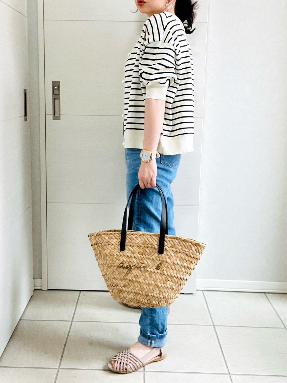 ホワイト系のタンクトップ、ホワイト系のカーディガン/ボレロ、ブルー系のデニムパンツを着用したレディースの夏コーディネートの5枚目の写真