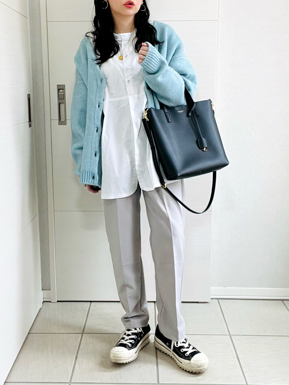 ホワイト系のシャツ/ブラウス、ブルー系のカーディガン/ボレロ、シルバー系のその他パンツを着用したレディースの秋コーディネートの4枚目の写真