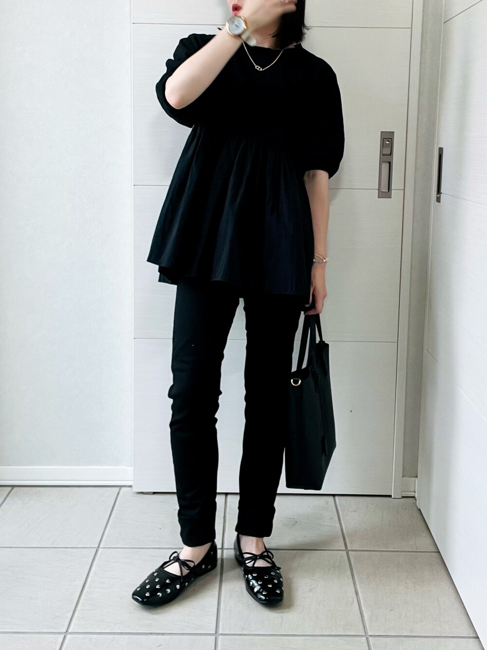 ブラック系のバレエシューズ、ブラック系のトートバッグ、ブラック系のTシャツ/カットソーを着用したレディースの夏コーディネートの4枚目の写真