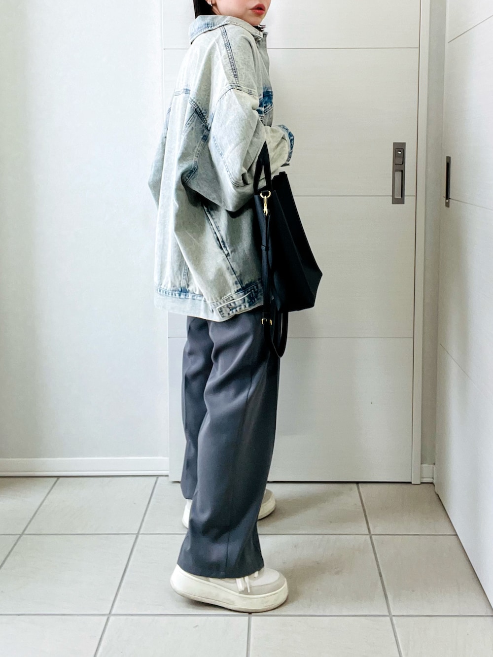 ブルー系のデニムジャケット、ホワイト系のTシャツ/カットソー、グレー系のスラックスを着用したレディースの春コーディネートの5枚目の写真