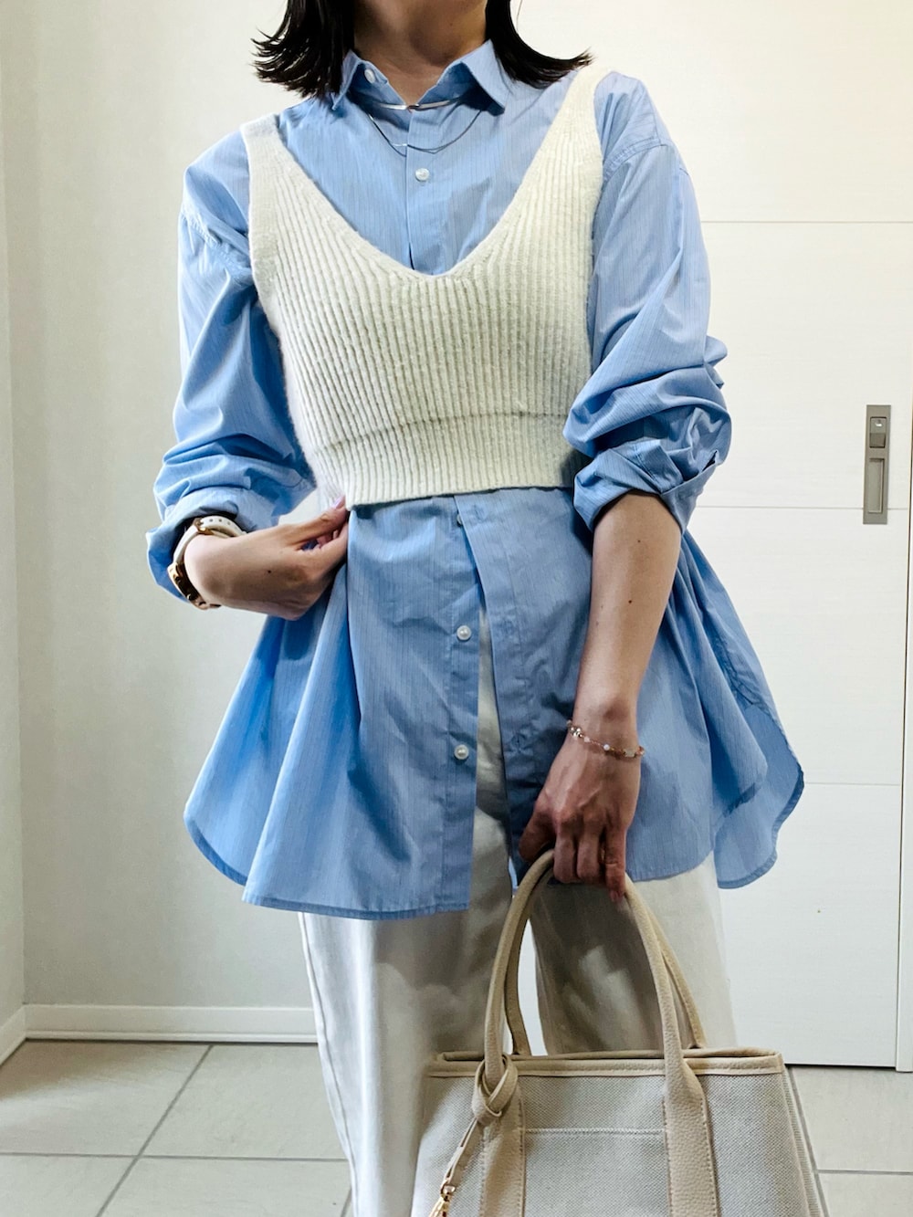 「シャツスタイル、ストライプシャツ、ビスチェ、シャツ、ホワイトパンツ、白パンツ、スニーカー、きれいめカジュアル、低身長、低身長コーデ、低身長女子」|「AMERICAN HOLICのイージーケアブロードシャツ(シャツ/ブラウス、ブルー系)」を使った、❁⃘asa❁⃘さん(骨格ストレート・レディース・150cm)の春コーディネートの2枚目の写真