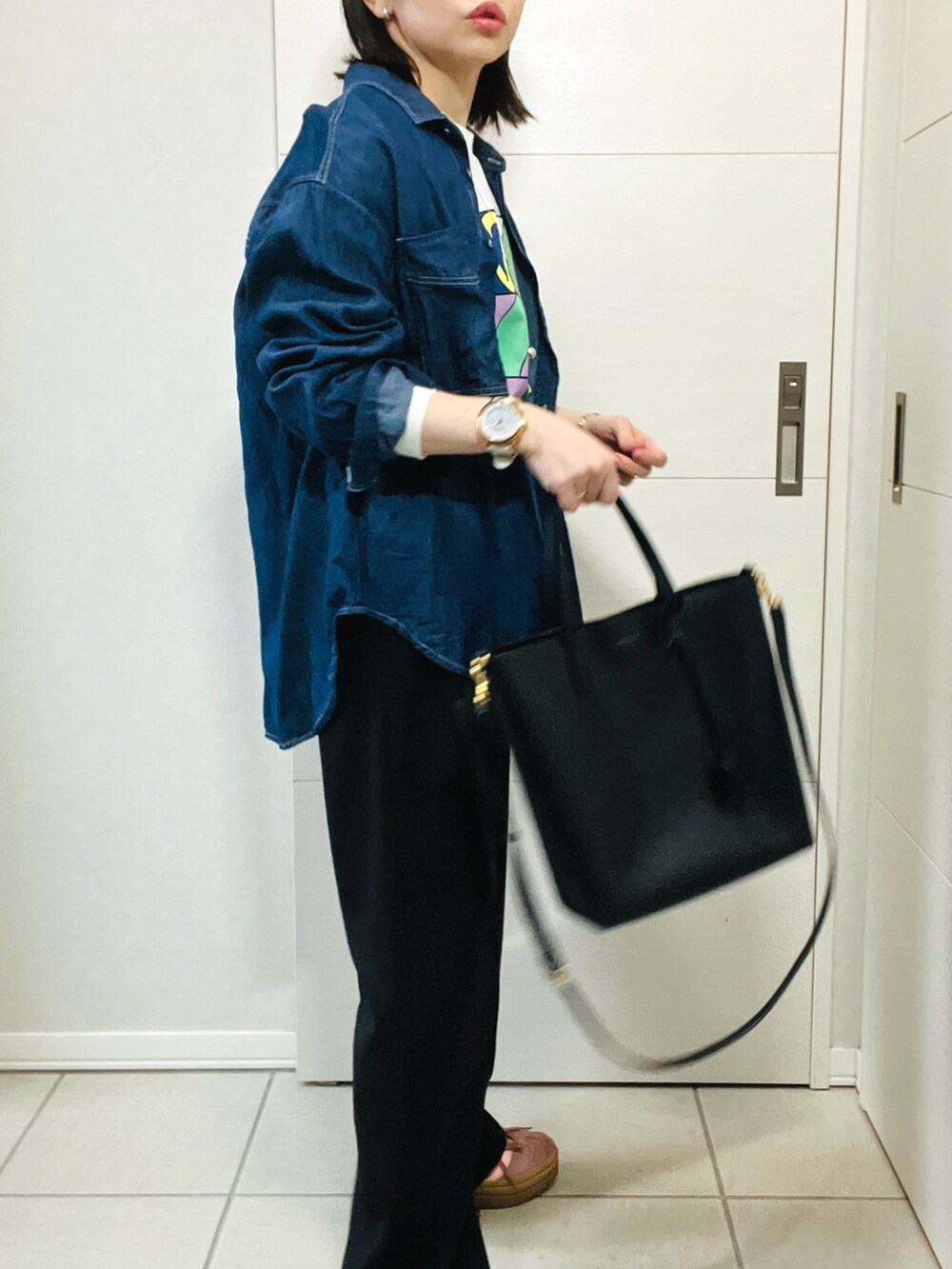 その他のTシャツ/カットソー、ブルー系のシャツ/ブラウス、ブラック系のスラックスを着用したレディースの春コーディネートの3枚目の写真