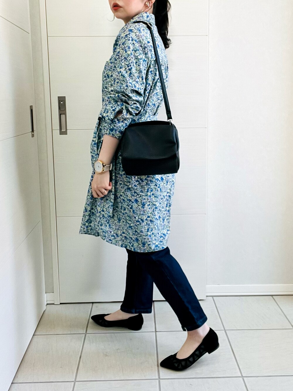 ブルー系のシャツワンピース、ブルー系のデニムパンツ、ブラック系のパンプスを着用したレディースの春コーディネートの4枚目の写真