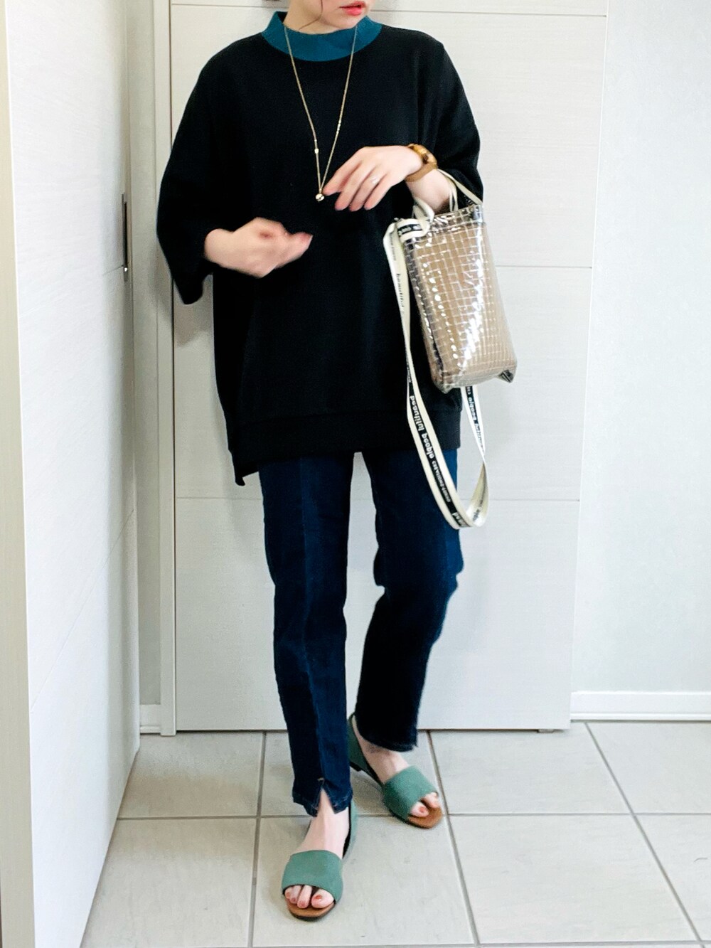 ブラック系のTシャツ/カットソー、ブルー系のデニムパンツ、グリーン系のサンダルを着用したレディースの夏コーディネートの4枚目の写真