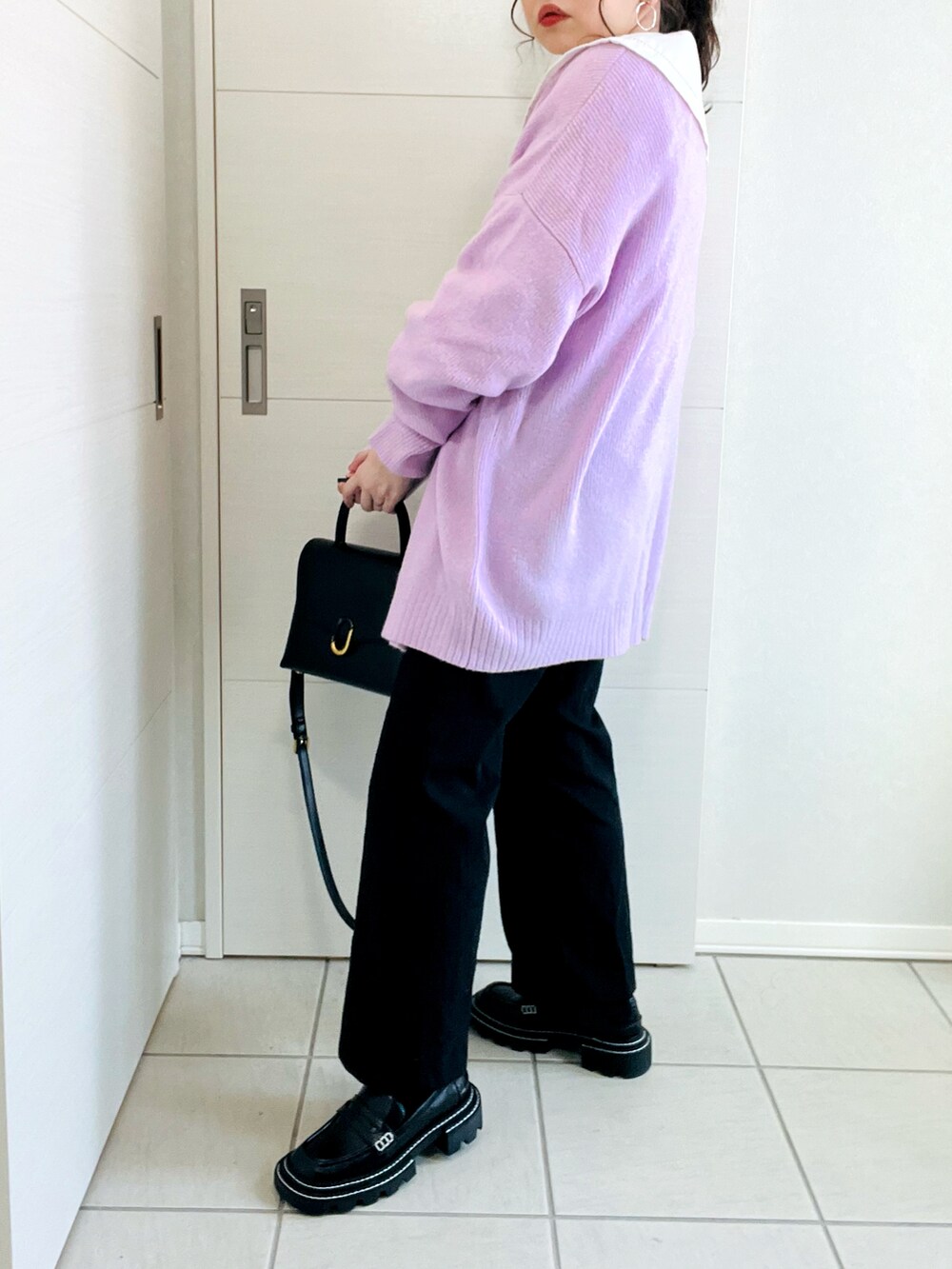ホワイト系のシャツ/ブラウス、パープル系のカーディガン/ボレロ、ブラック系のその他パンツを着用したレディースの春コーディネートの5枚目の写真
