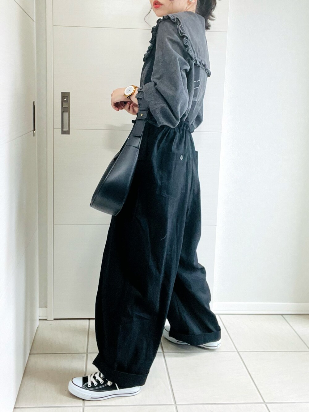 ブラック系のシャツ/ブラウス、ブラック系のチノパンツ、ブラック系のスニーカーを着用したレディースの夏コーディネートの3枚目の写真