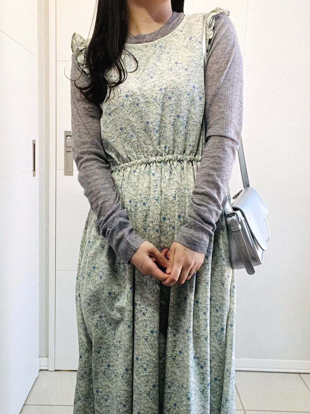 グリーン系のワンピース、グレー系のTシャツ/カットソー、グリーン系のベストを着用したレディースの冬コーディネートの2枚目の写真