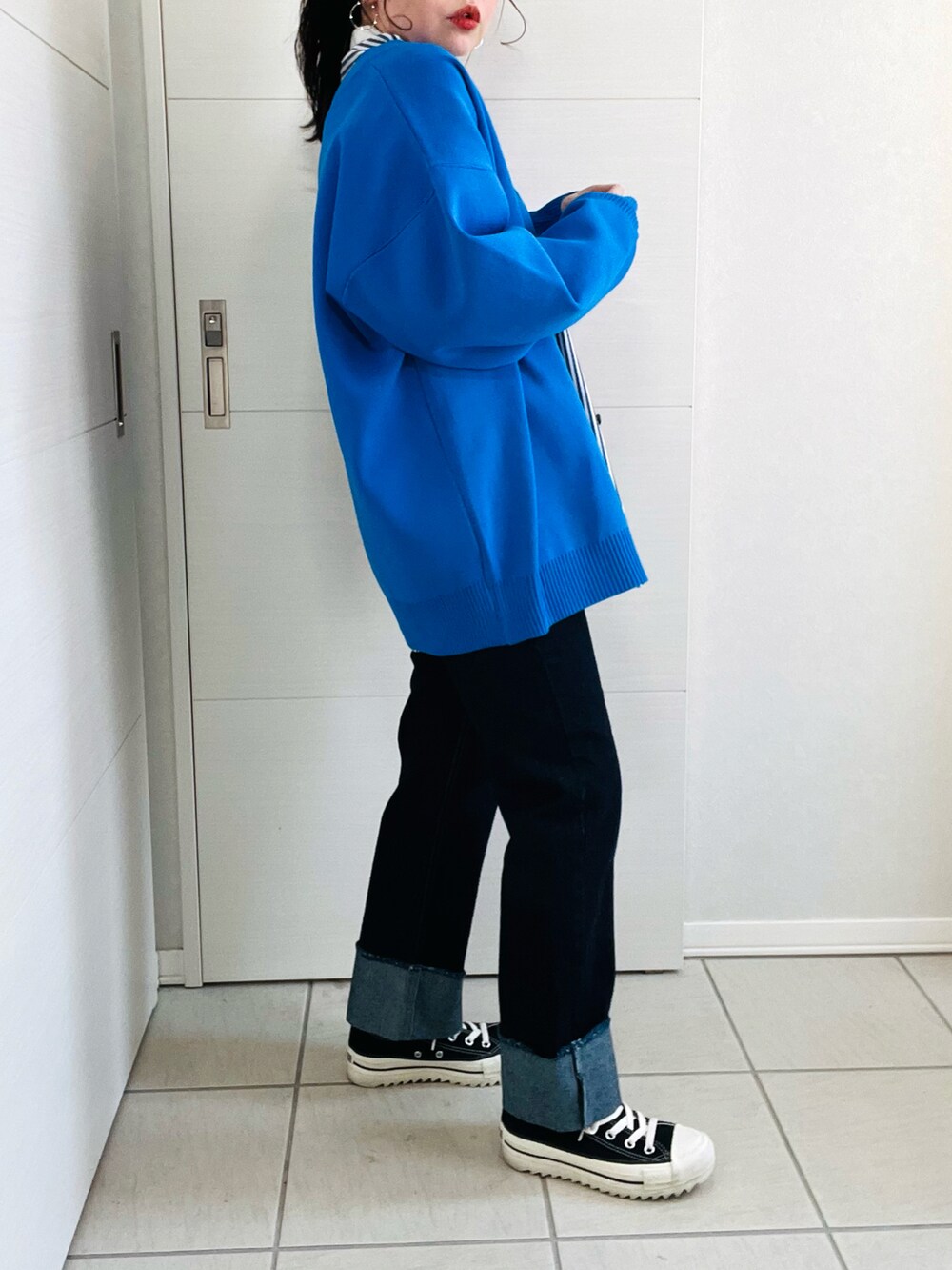 ブルー系のカーディガン/ボレロ、ブルー系のシャツ/ブラウス、ブルー系のデニムパンツを着用したレディースの冬コーディネートの5枚目の写真
