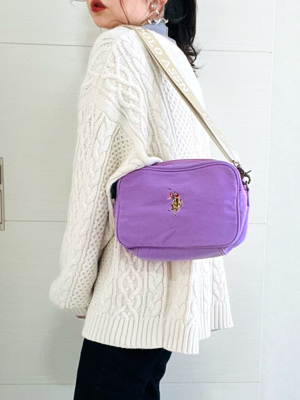 その他のTシャツ/カットソー、ホワイト系のニット/セーター、ブルー系のデニムパンツを着用したレディースの冬コーディネートの3枚目の写真