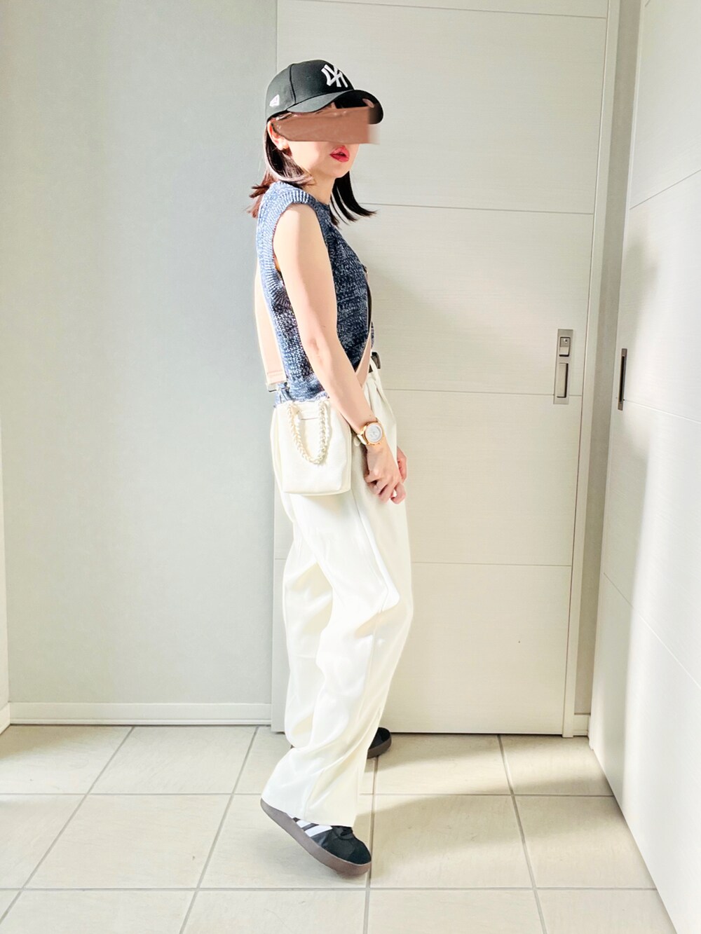 ブルー系のその他トップス、ホワイト系のスラックス、ブラック系のスニーカーを着用したレディースの夏コーディネートの5枚目の写真