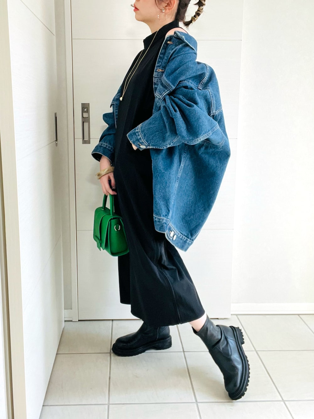 「春夏コーデ、オトナ女子、センスオブプレイス、SENSEOFPLACE、SENSE OF PLACE by URBAN RESEARCH、ユイセル、Uiscel、デニムジャケット、ワンピース、ショートブーツ、グリーン、着回しコーデ、低身長、低身長コーデ、低身長女子」｜「SENSE OF PLACE by URBAN RESEARCHのUiscel　ドライテントラインノースリーブワンピース（ワンピース、ブラック系）」を使った、❁⃘asa❁⃘さん（レディース・150cm）の春コーディネートの2枚目の写真