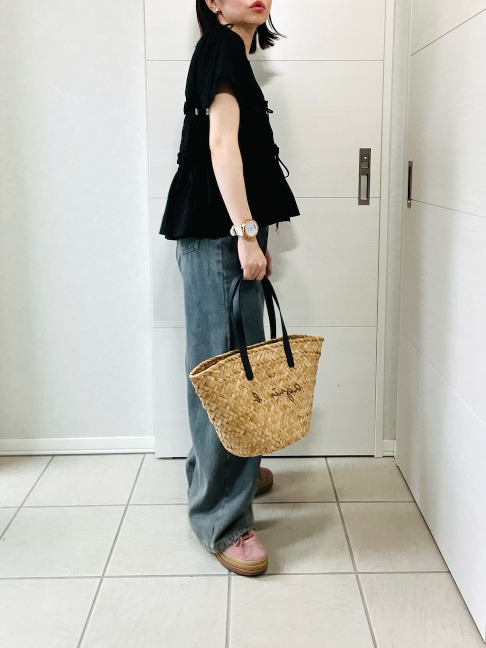 ブラック系のシャツ/ブラウス、ブラック系のTシャツ/カットソー、ブルー系のデニムパンツを着用したレディースの夏コーディネートの5枚目の写真