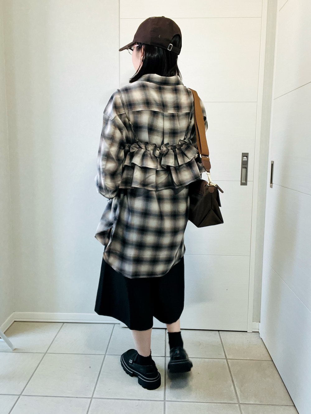 ベージュ系のシャツ/ブラウス、ベージュ系のキャミソール、ブラック系のその他パンツを着用したレディースの夏コーディネートの4枚目の写真