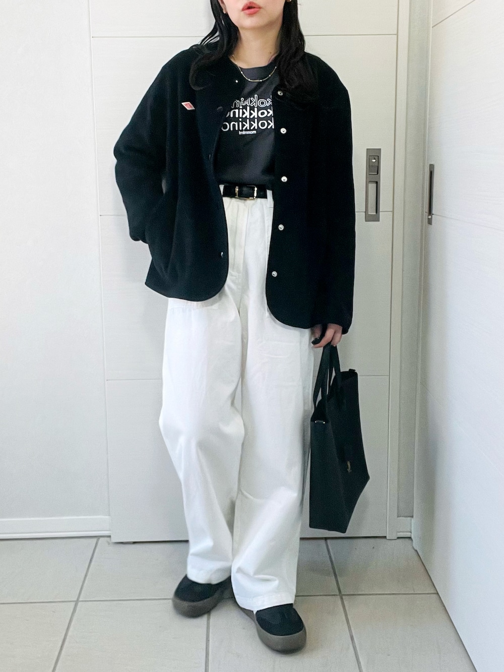 ブラック系のノーカラージャケット、グレー系のTシャツ/カットソー、ホワイト系のその他パンツを着用したレディースの秋コーディネートの4枚目の写真