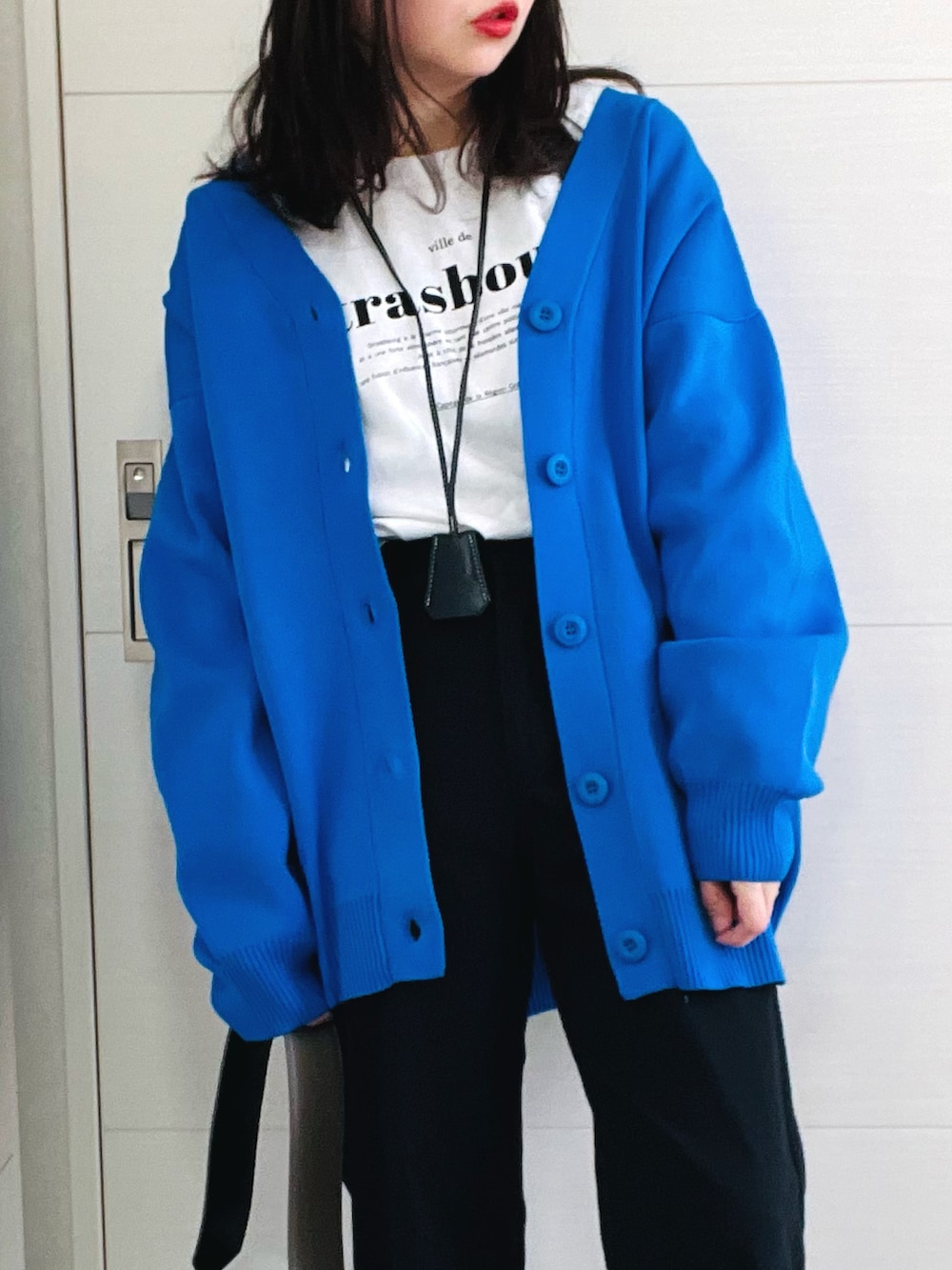 ブルー系のカーディガン/ボレロ、ホワイト系のTシャツ/カットソー、ブラック系のその他パンツを着用したレディースの冬コーディネートの2枚目の写真