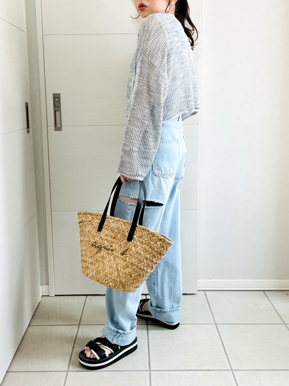 グレー系のカーディガン/ボレロ、ブルー系のデニムパンツ、ブラック系のサンダルを着用したレディースの夏コーディネートの4枚目の写真