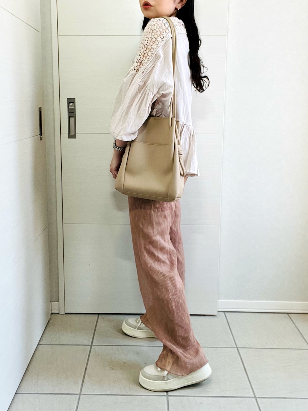 ベージュ系のシャツ/ブラウス、ピンク系のその他パンツ、ホワイト系のスニーカーを着用したレディースの春コーディネートの4枚目の写真